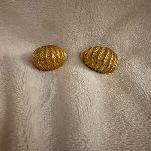 Vintage Elegant Gold Textured Clip On Earrings